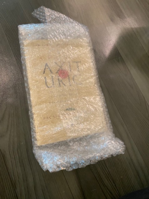 Nhìn cái hộp hơi quan ngại nhưng cũng may mở ra sách ko sao. Sách nguyên seal và ko cấn móp gì.