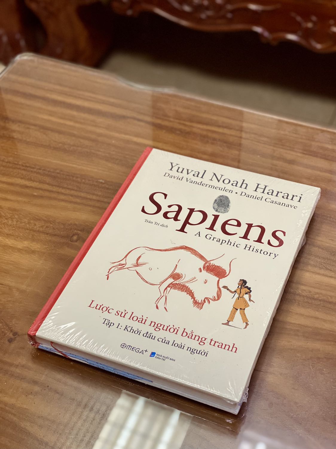 - Tiki giao hàng nhanh chóng nhưng đóng gói chưa được cẩn thận. Lúc giao kiện hàng còn móp méo như thế này. Thật sự thất vọng với bộ phận giao hàng của Tiki.
- Về mặt hình thức mình đánh giá 5 sao, sách bìa cứng, khổ to, có áo sách, in màu toàn bộ, chất lượng giấy tốt. Sản phẩm tặng kèm 1 bookmark & 6 thẻ nhân vật khá thú vị. Giá mình mua đã giảm khá nhiều so với giá bìa cộng mã vận chuyển nên quá ổn. Đây mới là tập 1 nên chắc chắn sẽ đón mua những tập tiếp theo. Nhìn chung chất lượng tuyệt vời! 
- Sách phù hợp làm quà tặng cho các bạn nhỏ thích khám phá lịch sử, bản thân mình cũng thích sách có nhiều ảnh minh họa sôi động, tạo động lực & hứng thú hơn trong việc đọc sách.
