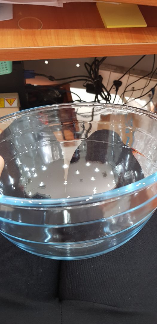 giao hàng nhanh, đóng gói rất chắc chắn và cẩn thận, mình rất ưng ý. Sản phẩm giống hình nhưng hơi mỏng hơn so với mình tưởng tượng, mục đích mình mua tô là để dùng với máy đánh trứng, đánh kem nhưng giờ ko biết có nên dùng ko vì sợ dễ bể