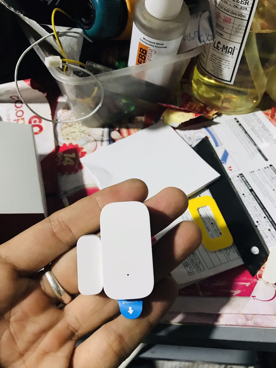 Cảm biến rất nhạy khi dùng hệ homekit, open hay close phát là báo tức thì trên app. Shop tư vấn nhiệt tình luac mình hỏi mình có sẵn cam g2h làm hub aqara đc ko. Dùng đc nhé, có sẵn cam g2h này thay thế cái hub aqara luôn, tiện vô cùng. Cảm biến nhỏ xíu xiu, keo dán siu chắc, gỡ ra cực khó nhé.