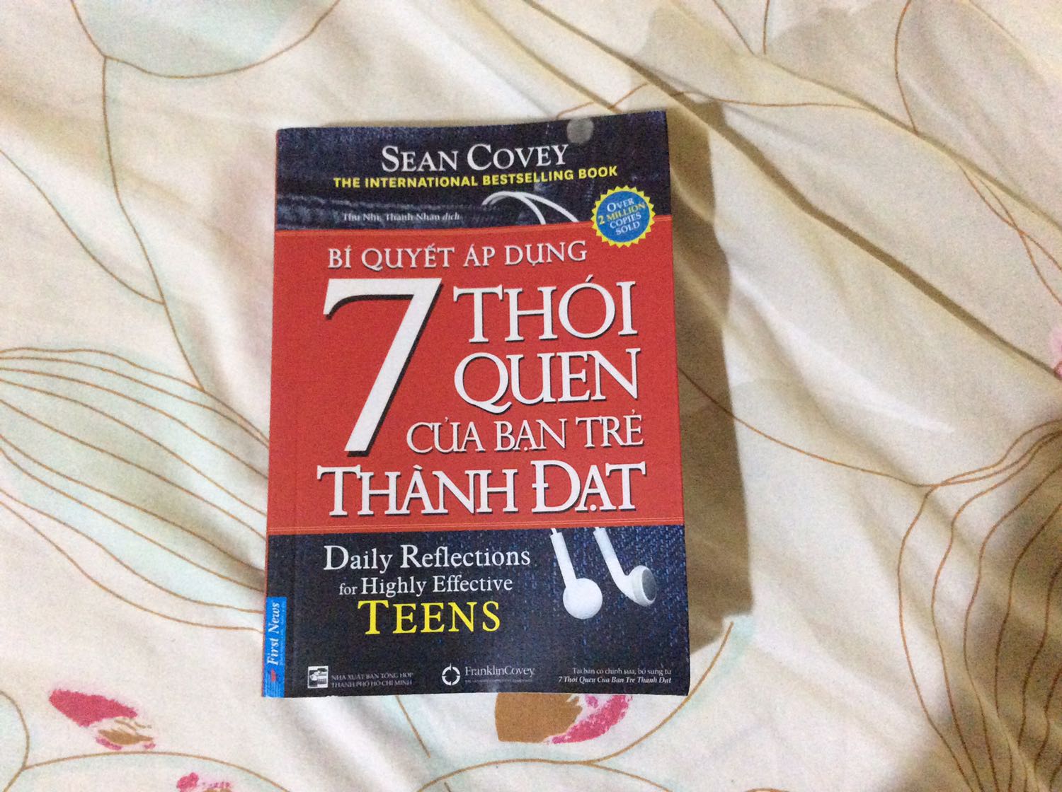 Mình nghĩ cuốn sách này phù hợp cho những bạn nhỏ vì đa phần sẽ có hình ảnh màu kết hợp với những cấu trúc giải thích ý cho dễ hiểu.
Cá nhân mình thì có khuynh hướng thích cuốn 7 thói quen gốc của tác giả hơn (cuốn toàn là chữ á) vì bản ấy tác giả có giải thích, có cho ví dụ, lý giải chi tiết & sâu sắc hơn. Tuy vậy, cuốn này giống như một bản tóm tắt thu nhỏ đầy thú vị, dành cho các bạn nào thích ngắn gọn & muốn coi lướt lại ý chính một cách mạch lạc & chỉnh chu.
