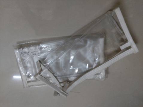 Kiểu dáng đẹp, to, đựng được nhiều bút nhưng hôi mùi nhựa