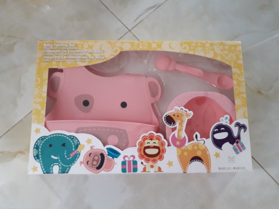 Set heo Pokey rất dễ thương. Trên chén thì có texture thú vị để bé khám phá, muỗng thì cũng ngậm đc luôn. Tuy nhiên mình nghĩ set này phù hợp với ăn dặm truyền thống hơn BLW.
Thêm nữa là nút trên yếm nếu không quen sẽ khó mở và cài lại. Bé sẽ khó chịu khi mẹ lề mề nhé.