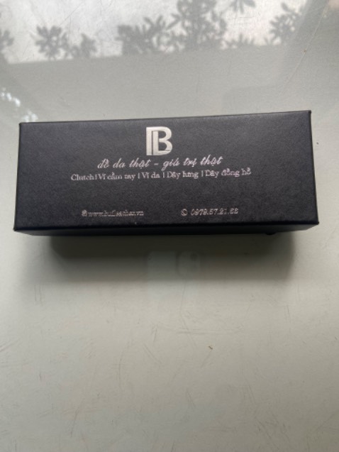 Màu đẹp (như ví da mình đã mua), may tinh tế, phụ kiện đi kèm chuẩn. Tiki giao hàng nhanh OK luôn