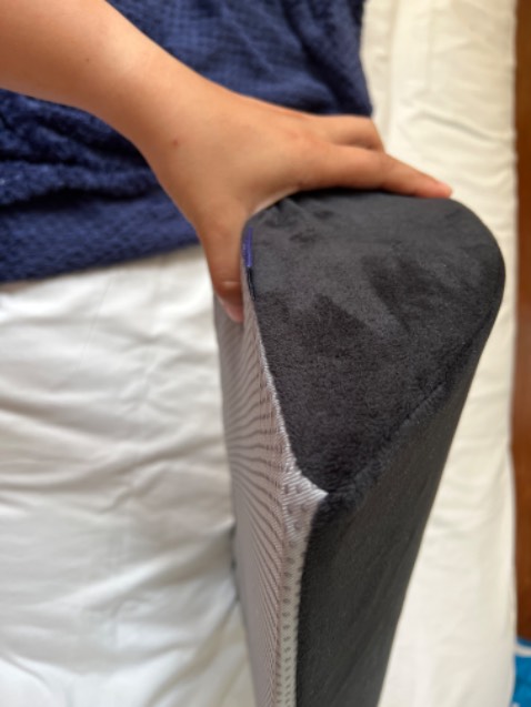 Gối êm, xịn, vỏ nhung mịn mềm, gác chân thoải mái lắm