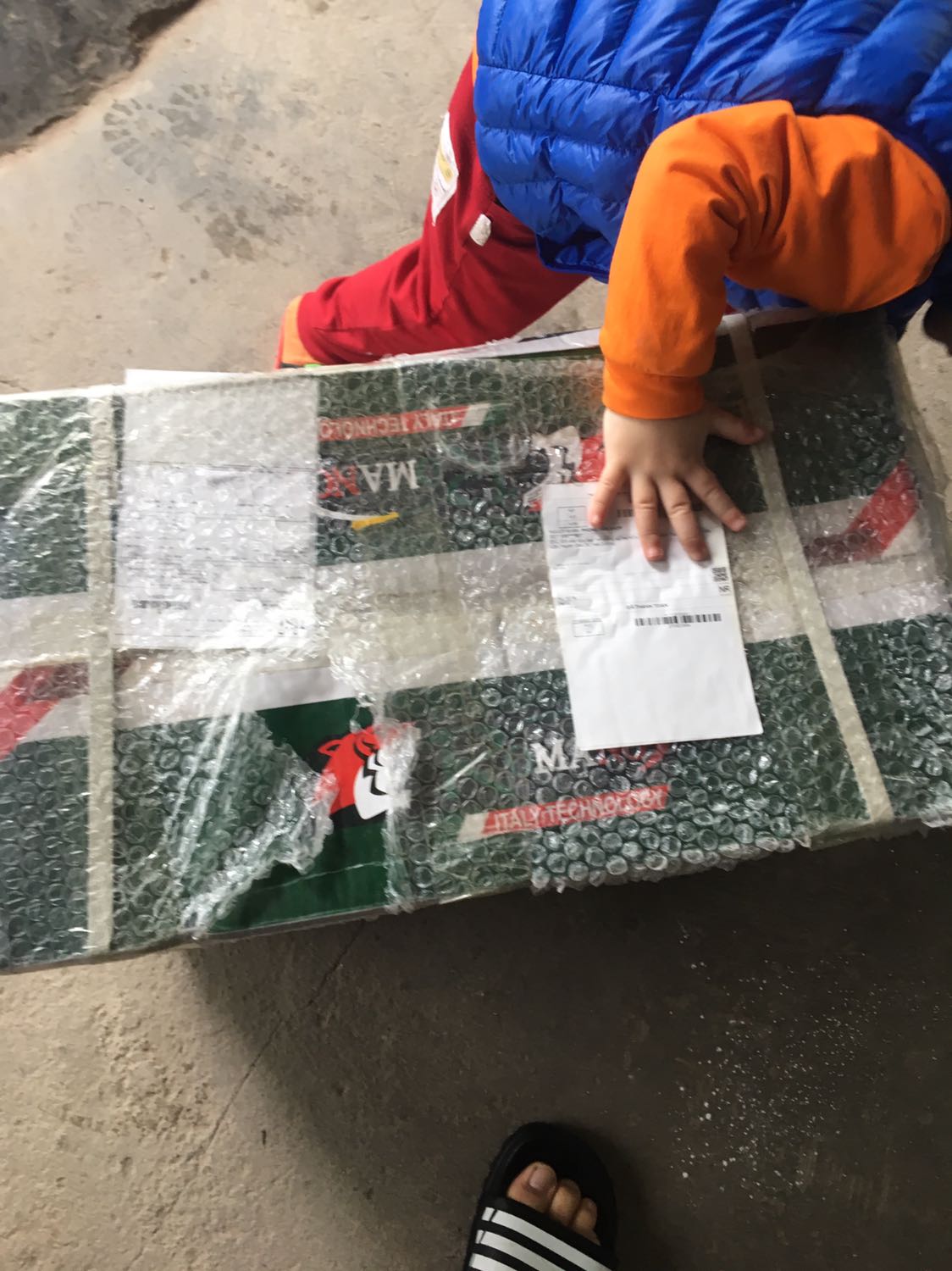 Mọi thứ thân máy đều ok. nhưng có cái hơi buồn là đá cắt đi kèm thì vênh quá trời. ko dám cắt thử. ae mua sau nên mua thêm đĩa cắt chuẩn ko vênh