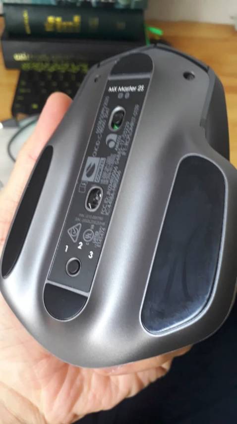 Mình mới đặt chuột vào rạng sáng nay (khoảng 03:00) ngày 03/03/2021. 
Được giao chuột ngay trước 09:00 vì mình trả gói giao nhanh trước 10:00

30 phút sau phát hiện các điểm sau:

1) chuột được bỏ trong 1 túi trắng, chứ không phải trong ốp nhựa (như hình của vài bạn đánh 4-5 sao)
2) dây sạc ngoài được cố định bởi miếng dán (mình nghĩ đồ gốc), còn được cố định thêm 1 sợi dây nhỏ. Mình đoán sợi này không cùng bộ. 
3) phần đáy chuột có 2 đặc điểm 
 - dù có miếng dán xanh che ở khe giữa lúc nhận hàng, nhưng không có tấm dán hết toàn bộ đáy.
 - các phần tì của đáy chợt vẹt, mình nghĩ dấu này là cũ. Bởi mình chỉ mới dùng 30 phút trên mặt bàn bóng (trong hình).
4) không có tem bảo hành.

Với các đặc điểm trên, mình nghi ngờ chuột này đã qua sử dụng nên liên lạc với bên Tiki.

Nhận viên Tiki trả lời nhã nhặn, thu lượm toàn bộ đặc điểm mình chỉ ra, và đề nghị mình chụp hình gửi. Mình đang chờ Tiki gửi email sang email của mình rồi mình hồi đáp (như đề nghị của nhân viên tiếp nhận cuộc gọi). Cuối cuộc gọi bé nhân viên xin lỗi mình. Đều mình thấy đây là lỗi của bên cung cấp hàng, bên này làm việc với Tiki, và cần có sự cam kết với Tiki. Còn Tiki đã làm xong việc của họ, gồm (1) giới thiệu sản phẩm , 2) đưa hàng đến khách đúng hẹn, (3) tiếp nhận phản hồi. 

Việc này cũng làm mình mất thời gian. Để tìm kiếm trên mạng xem cách đánh giá 1 hàng chuột Logitech là thật hay giả, đã dùng rồi hay chưa. 

Nên việc bên cung cấp hàng làm vậy là tổn thất nhiều hơn số tiền mình bỏ ra để mua chuột. Và điều này là điều không nên xảy ra.