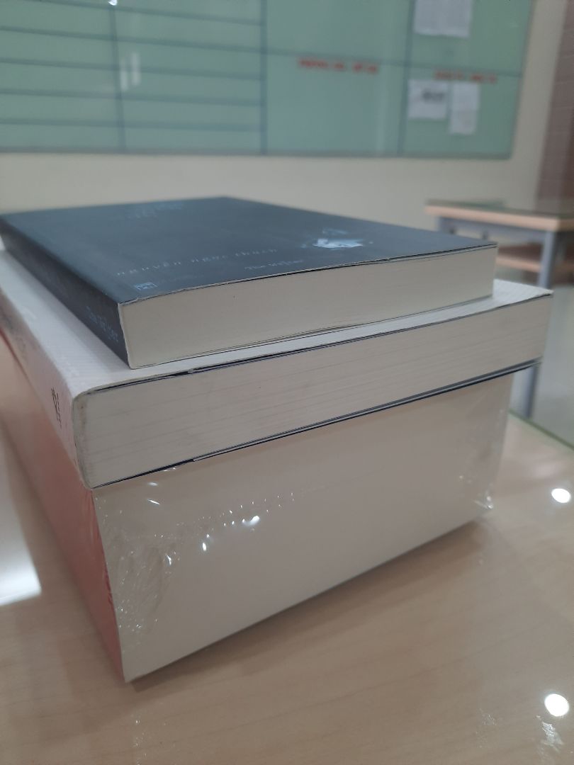 Lần này quá thất vọng với tiki. Dù giao hàng nhanh nhưng chất lượng sản phẩm quá tệ. Mình đặt mua 2 cuốn, cuốn "21 bài học cho thế kỉ 21" đầy bụi, dơ và cũ như sách tồn kho. Cuốn này mình mua để tặng sinh nhật  bạn mà chất lượng thế này đây.  Không lẽ mang cuốn sách cũ mèm bụi bặm dơ thế này đi tặng ng khác, bìa sách mà trắng nên dơ là thấy liền, vậy mà cũng gói hàng gửi khách. Đặt mua sách mới mà thành ra cũ. Quá thất vọng.