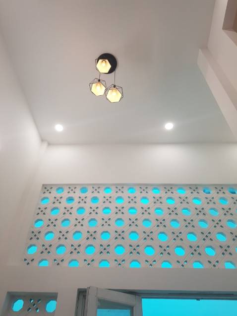 Đèn chất lượng rất đáng tiền, shop tư vấn, hướng dẩn hỗ trợ nhiệt tình. Từng dùng các loại đèn hiệu khác chất lượng ánh sáng kém, dùng một thời gian độ sáng giảm nhanh so với đèn của Philips. Hàng thương hiệu uy tín có khác mọi người ạ, mắc hơn vài đồng nhưng mang lại trải nghiệm quá OK. Đèn này lắp đặt tương đối dễ, đo đúng lỗ trần đèn cũ nối dây điện gắn lên là sáng trưng. Cảm ơn Shop đã mang đến sản phẩm chất lượng với giá hợp lý.