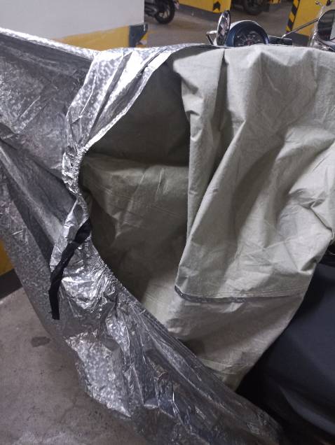 Sản phẩm rất chất lượng, lớp vải dù màu bạc bên ngoài, có một lớp vải mềm bên trong nữa, kích thước trùm kín đc xe tay ga của mình. Shop đóng gói cẩn thận, giao hàng nhanh chóng