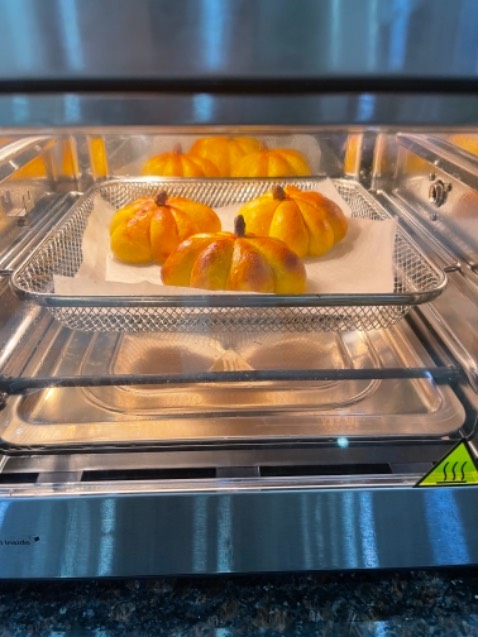 Dễ làm vệ sinh. Thức ăn chín đều, nhanh, k fai trở mặt đồ ăn. Nướng bánh cũng okela. Hãng ship cực nhanh, đầy đủ phụ kiện và quà tặng đi kèm như thông báo. Nhân viên hãng dù k trực tiếp bán món này cho mình cũng rất nhiệt tình tư vấn và hỗ trợ KH trong quá trình sd. Từ hôm rước ẻm về, mình thì rảnh tay còn ẻm lv quần quật. Đêm phia còn tải mấy mẻ bánh