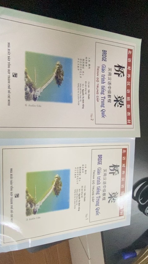 Quyển 2 giao cho mình khá cũ và bẩn. M sẽ dùng sách thường xuyên mà nhìn trag bìa lót đã thấy lem nhem nên ko thik tẹo nào