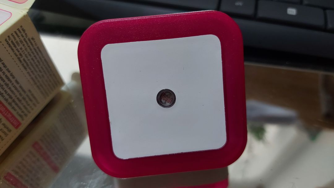 đèn rất dễ thương, mình nhận dc màu trắng với màu hồng rất cute, nên mua của shop Tila mình thấy hàng chất lượng ổn định. mình có xem shop khác giá rẻ hơn nhưng sản phẩm ko dc ok lắm. Cho shop 5 sao vì đây là lần thứ 2 mình mua của shop rồi.