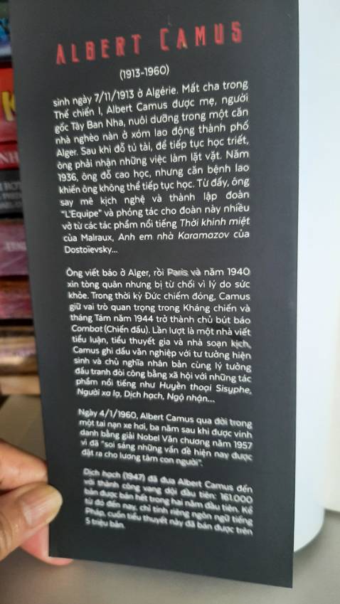 Sách đẹp, giấy không trắng lắm nhưng in chữ lớn nên dễ đọc, sách này đoạt giải Nobel Văn Chương chắc hẳn sẽ là nội dung hay nên mình mua về để đọc, vì chúng ta cũng đã vừa trải qua cơn Đại dịch Cúm Covid19 Vũ Hán bùng phát cả Thế giới, sự sống cái chết chỉ trong gang tấc mà thôi.