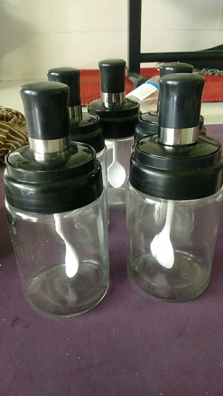 shop đonga gói cẩn thận, giao đầy đủ hàng, lọ gia vị thủy tinh to, đẹp, k bị lỗi