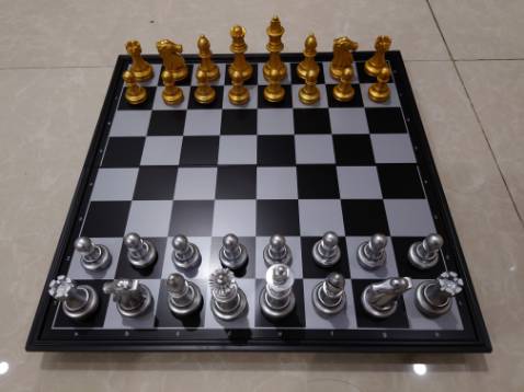 Bàn cờ và các quân cờ đẹp, màu sắc sáng. Có nam châm và đệm giữ cờ nhưng vẫn êm. Bàn cờ và các quân cờ đẹp, màu sắc sáng. Có nam châm và đệm giữ cờ nhưng vẫn êm.