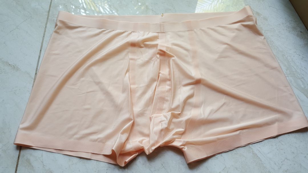 Giao hàng nhanh. Đóng gói sản phẩm tốt, che tên rất tinh tế.
Quần vải đẹp, mỏng và dai. Size L lưng 37cm chưa kéo dãn. Các bạn đùi to cần lấy lên 1 size.