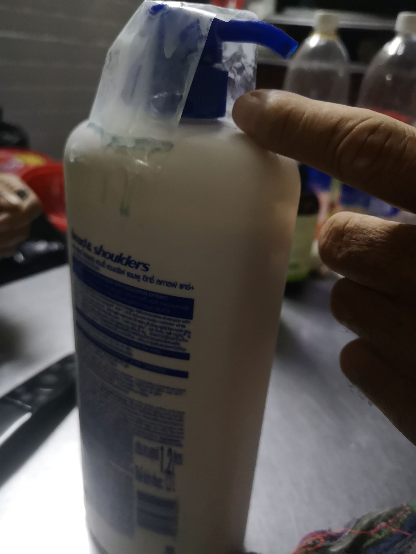 sản phẩm tặng kèm bị chảy ra , làm ướt cả hộp bên trong , mong shop lần sau đóng gói kỹ hơn