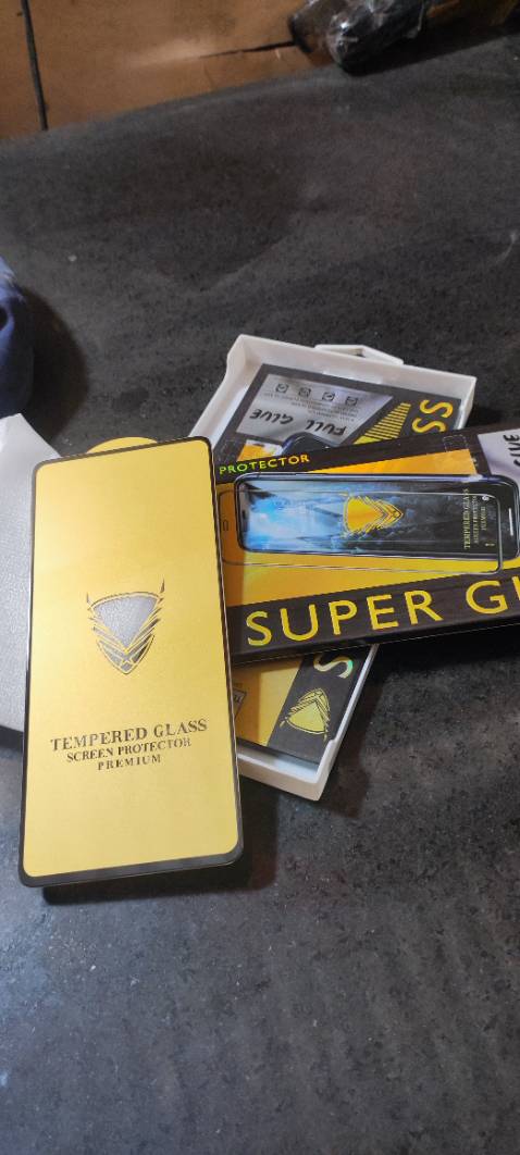 Kính trong suốt ko viền mà thành thế này. Thất vọng