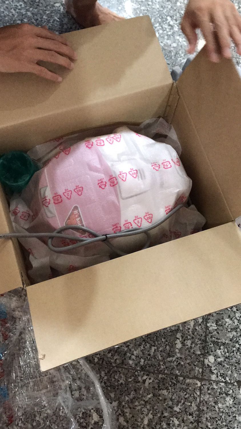 Đẹp, chất liệu sản phẩm chất lượng cao. Nồi gang dày, cầm đã tay.
Nhiều chức năng, mà nếu vất cuốn sổ HDSD đi thì thua á (tức là có những chức năng để xài được nó cũng nhiều bước lắm). Cơ mà nấu cơm thì đơn giản thôi. 5 sao cho 1 nồi cơm Made in Korea. Còn nói cơm nấu ra ngon hay ko thì tuỳ gạo các bạn xài, chứ vd xài gạo nở thì nồi nào nấu ngon nổi.