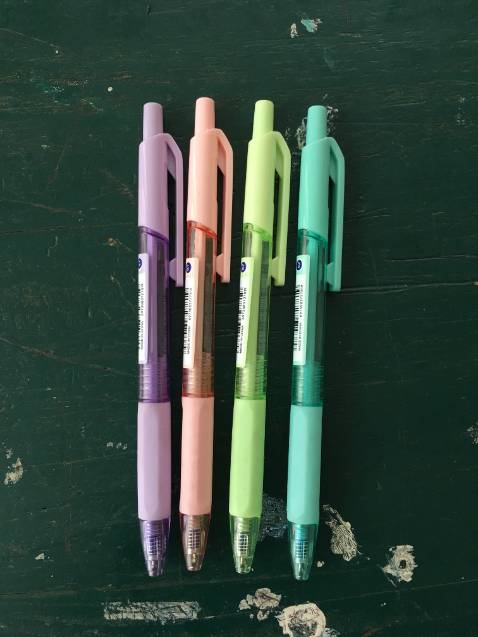 Giao hàng nhanh. Mình lựa mỗi màu 1 chiếc xài thử. Màu sắc bút dễ thương, ngòi ban đầu viết siêu nhỏ mà sau to dần. Cái bút màu tím bị nhạt màu nhanh nhất. Cái màu xanh thì dùng chưa nhiều nên chưa nhạt màu, chỉ có nét viết bị to hơn xíu nhưng vẫn mượt.