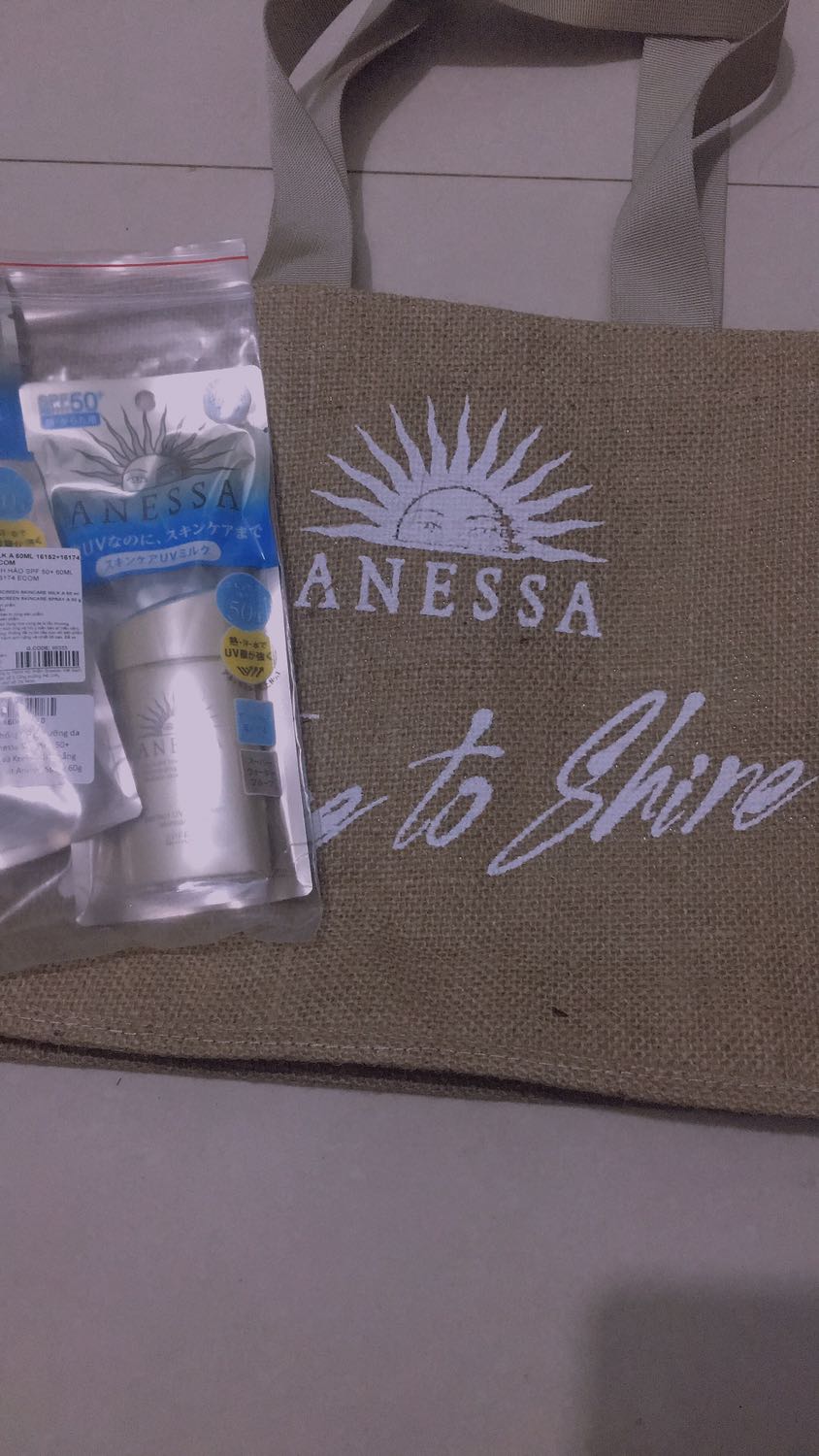 Giao hàng nhanh hơn dự kiến, chất lượng sp Tốt
Mua đợt sale nên giá tốt, mình được tặng kèm túi cói của Anessa, túi rất đẹp