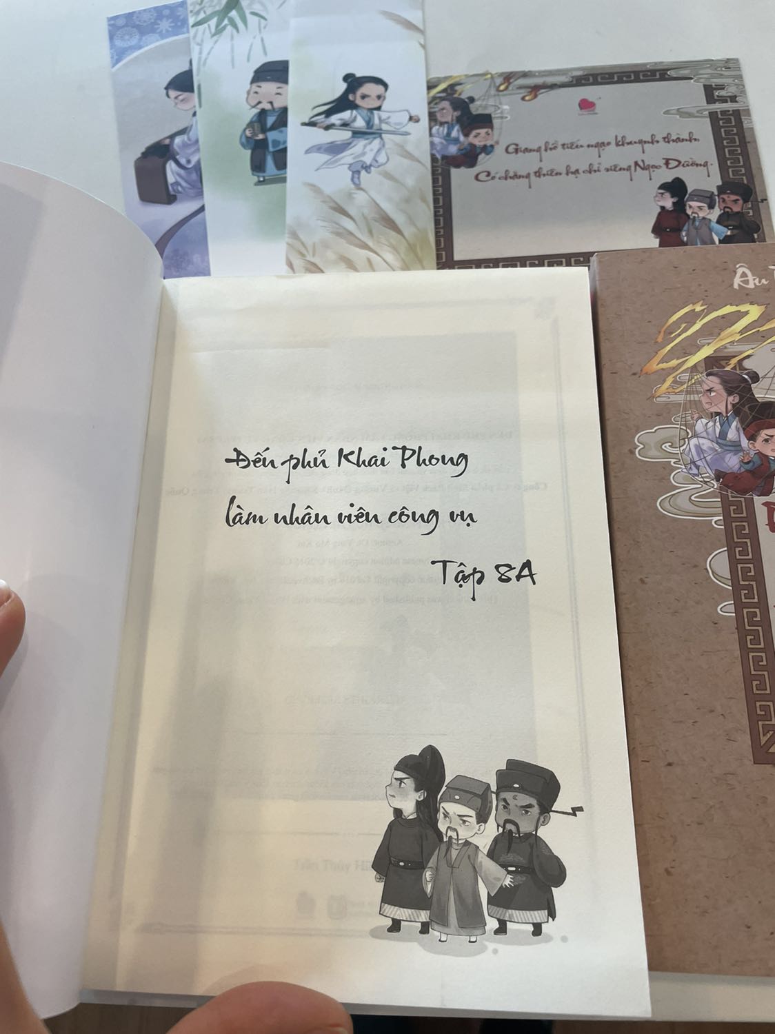 Tiki giao nhanh và bọc cẩn thận 
Có kèm bookmark như ảnh, dễ thương ghê 
Mình thấy giấy in trang sách ngày càng mỏng hay sao ý