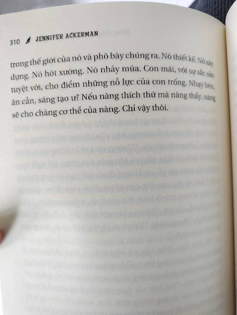 Cuối cùng! Một quyển sách tử tế để hiểu về loài chim! Tuy nhiên, sách không có hình minh hoạ cho mỗi loài chim tác giả nhắc đến nếu không thì quyển sách này sẽ dày và đắt lắm. Các bạn có thể lên google tra hình ảnh của chúng để tăng trải nghiệm đọc về loài vật thú vị, thông minh và sở hữu nhiều biệt tài này!