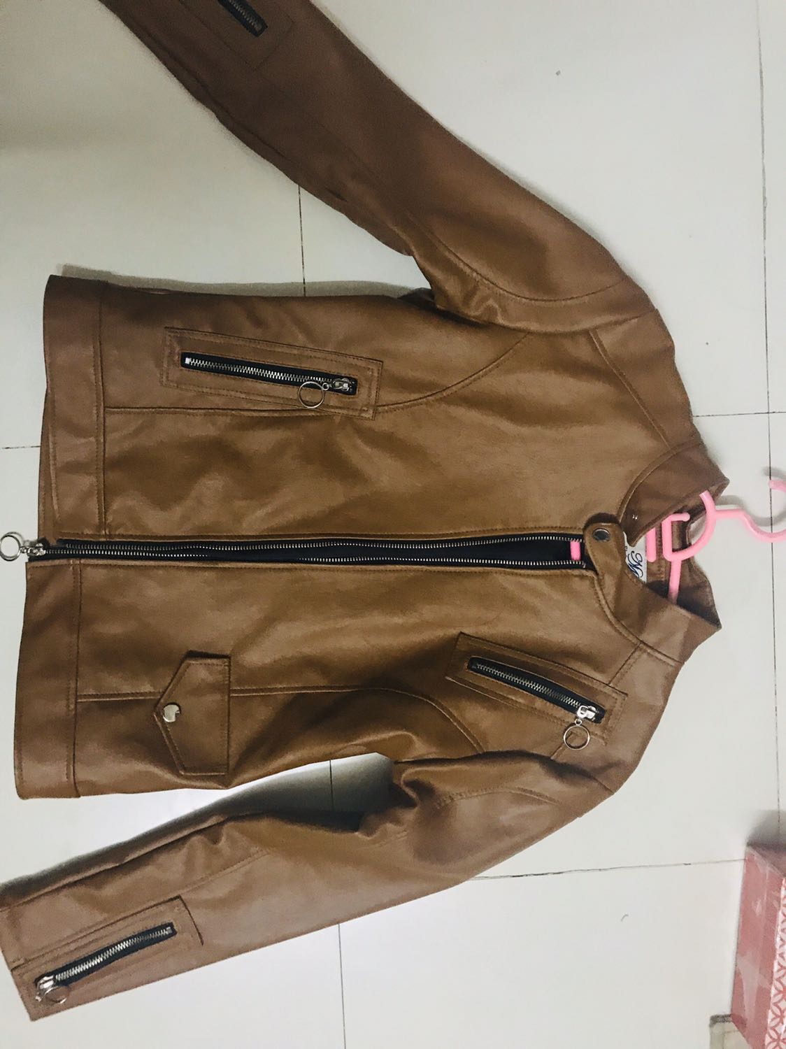 Da tổng hợp nên mặc hơi cứng và có mùi 
Nhưng với mức giá này thì chấp nhận được.
Đóng gói cẩn thận.