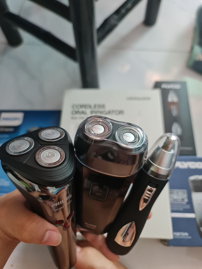 Chồng mình xài khá êm. Nếu râu cứng thì phải di đi di lại 2-3 lần mới sạch được và các bạn di nhẹ kẻo rát nhé! Xạc máy hơi nóng. Nói chung tổng thể tạm được.
Tiếc một chỗ là không có nắp đậy lưỡi như mấy dòng Flyco. Nên mình thấy hơi mất vệ sinh.