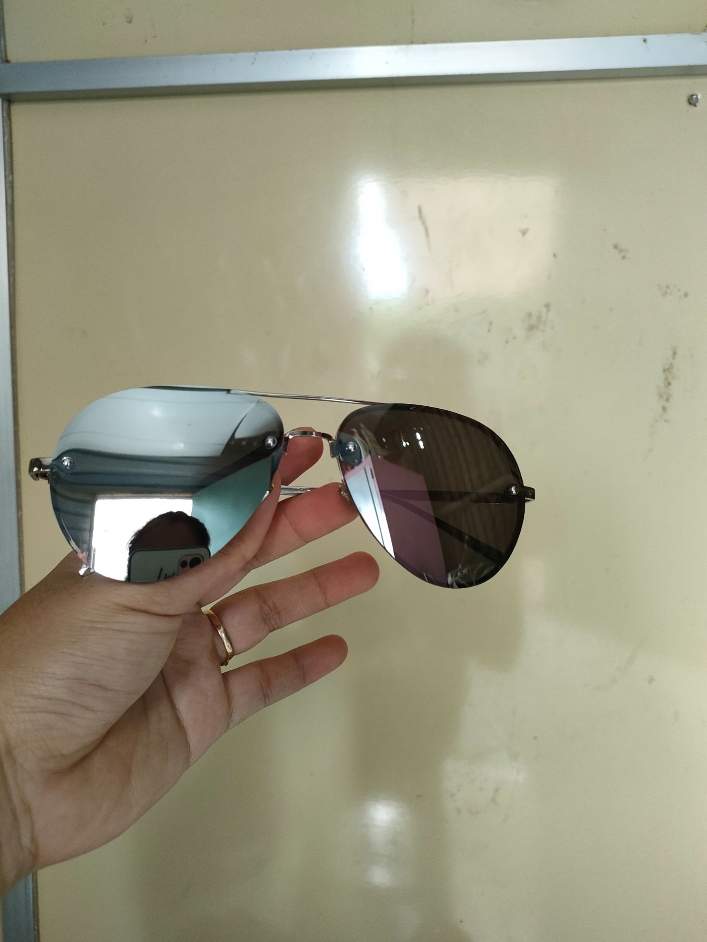 kính đẹp chắc chắn, dong gói cẩn thận. có tăng kèm một vài vật cần thiết. có thu cảm ơn. đây đủ phụ kiện. rất hài lòng luôn.