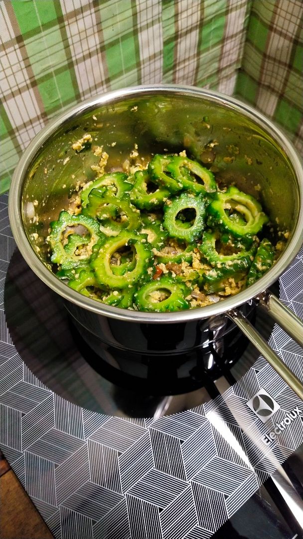 Bộ nồi đẹp, chắc chắn, gồm 5 nồi đầy đủ nắp kiếng. Đóng gói rất tốt. Tuy nhiên shipper giao hàng lúc mình bận k cho hẹn giao lại còn bắt mình phải đi lấy, Tiki xem lại đơn vị giao hàng này ạ. Cảm ơn