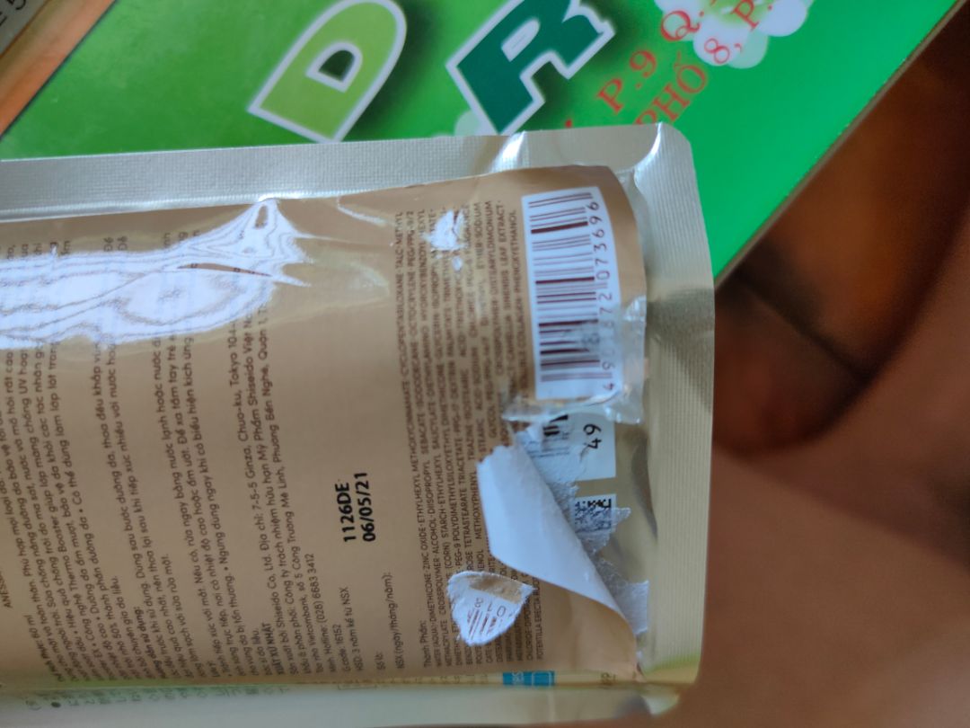 [CẢM GIÁC NHƯ MUA PHẢI HÀNG FAKE] Shop mall mà sao kỳ thế nhỉ, mong shop cho một lời giải thích hợp lý về sự khác nhau giữa 2 mã vạch trong cùng 1 bao bì