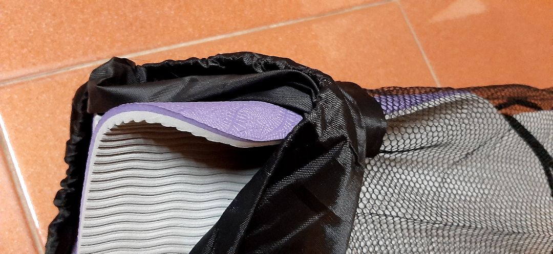 Tôi đã nhận hàng nhanh chóng sau 1 ngày đặt hàng, rất hài lòng về vận chuyển giao hàng. Thảm có đủ phụ kiện: dây, túi như quảng cáo. Tuy nhiên kích thước thảm nhỏ hơn, mỏng hơn so với giới thiệu, thảm dễ lún.    Tôi nghĩ chất lượng sản phẩm phù hợp với giá tiền.