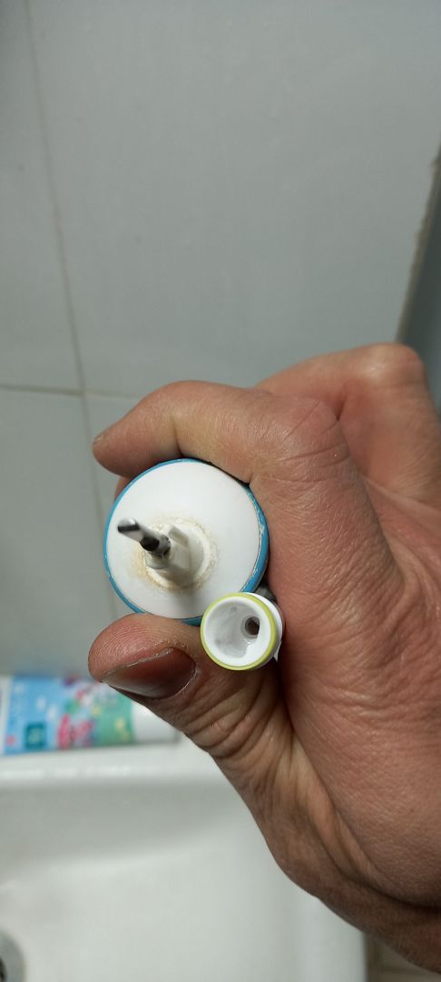 Hàng đóng gói cẩn thận, lại còn tặng 1 cái bút dễ thương nữa. Mình lắp vào máy BraunOralB vừa khít, trông khá xịn xò, thank you shop 😍