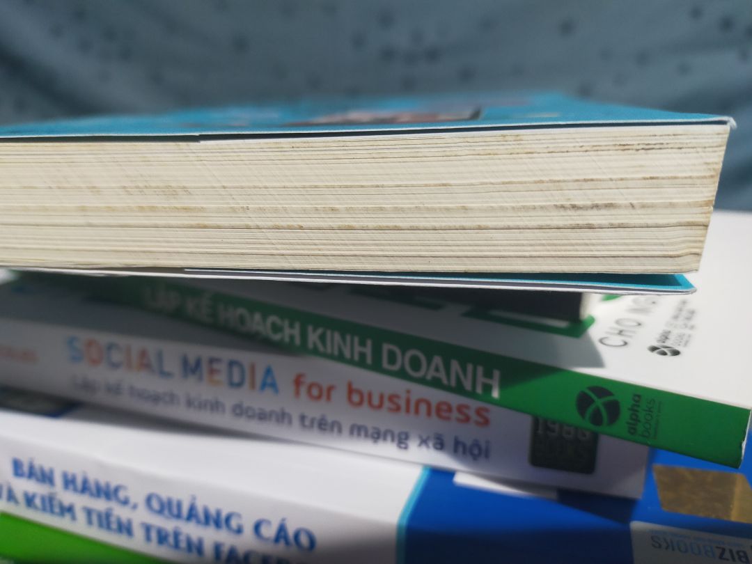 Như giao sách cũ/ tồn kho/ hàng trưng bày không ai mua cho khách. Bên dưới có vết bẩn. Phía bên cạnh thì trầy xước. Sách không được bọc cẩn thận. Nói chung hơn 100k cho quyển sách này cảm thấy nó bực trong người.