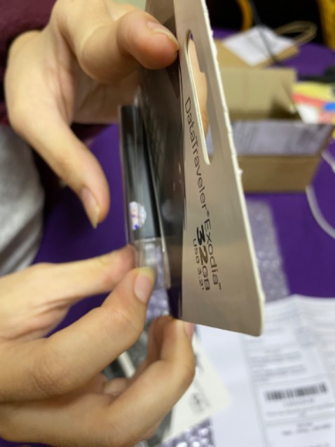 Mình mua 1 chiếc Kingston 64GB và 1 chiếc 32GB. Lúc nhận được hàng thì thấy bị rạch sẵn như hình, cắm thử vào máy để kiểm tra thì thấy chênh lệch bộ nhớ tận 4-5GB. Mình rất bức xúc về trường hợp mua hàng mà bị như này.