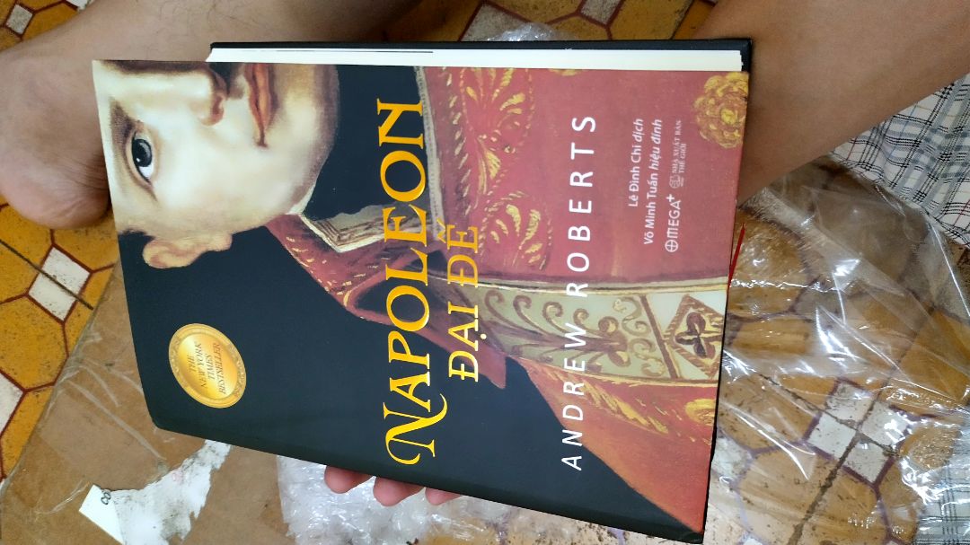 sách được gói rất cẩn thận, bọc bì chống sốc nên mới có thể tránh được tình trạng gãy góc tệ hơn là bung gáy, bởi khi nhân được sách từ đơn vị vận chuyển, hộp đựng bên ngoài bị gập góc móp rất nhiều do bốc xếp hàng thô bạo. sách cung cấp thông tin rõ ràng về Dịch giả, gì thì chứ bấy nhiêu là thấy hài lòng rồi. mong lần sau mình chú ý lựa chọn đơn vị vận chuyển biết trân trọng hàng của khách hơn một xíu. chúc bạn buôn may bán đắt và mãi nhiệt tâm theo đuổi đam mê.