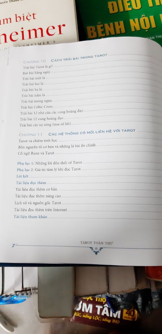 Cuốn sách này có nội dung rất phù hợp với tên gọi của nó, trình bày sơ lược về bài Tarot và cách sử dụng bộ bài. Sách mới 2022 nguyên seal cực kỳ hài lòng. Quan trọng nhất là được shop tặng cuốn sách Tạm biệt Alzheimer mà mình cực kỳ muốn mua mà giá cao quá nên vẫn chưa xuống tay. Sách tặng có hàng chục cuốn mà Saigonbook tặng đúng cuốn mình thích nhất luôn, đúng là hữu duyên thật sự. Lần đầu mua hàng của Saigonbooks trên Tiki đều hoàn hảo, sách mới và đẹp, sách tặng chất lượng, giao hàng nhanh chóng. Xứng đáng 10 điểm chất lượng. 🥰🥰🥰