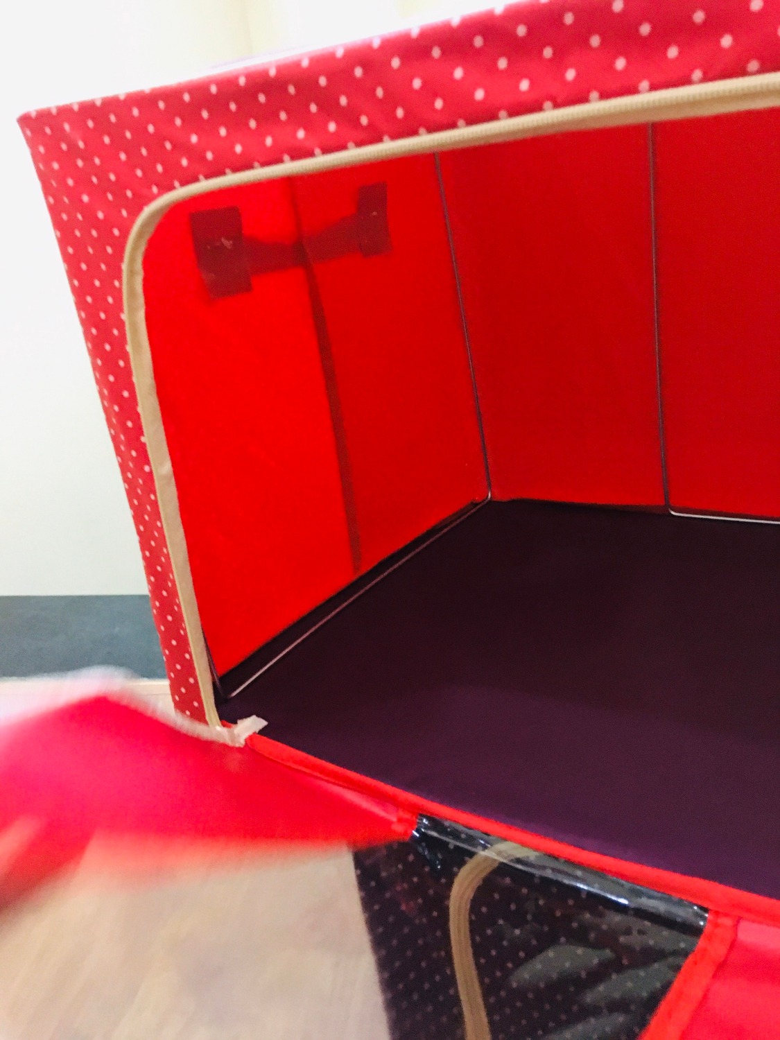 Vô cùng chắc chắn. Dùng rất là thích, vì có thể đựng chứa đc nhiều đồ quần áo và chăn màn
Khóa kéo tiện lợi và chắc chắn,
Có thể xếp được nhiều đồ đạc kể cả đồ chơi của bé con
Mình mua cho 2 bố mẹ mấy cái, về cho các cụ đựng đồ quần áo cũ, các cụ rú lên thích thú vì nhìn kiểu cách rất ưng ý hí hí .
Vui lắm shop ạ. Cảm ơn Amalife nhé!