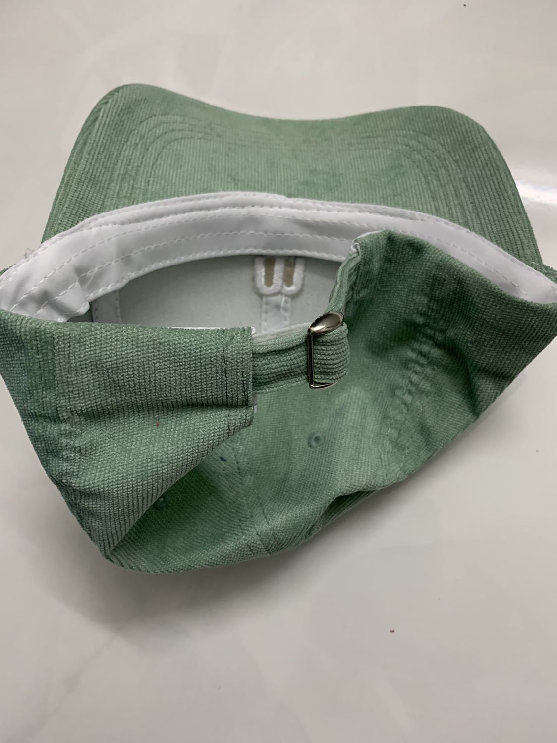 Nón đúng như giới thiệu, khoá nón phía sau trông khá chắc chắn Nón đúng như giới thiệu, khoá nón phía sau trông khá chắc chắn