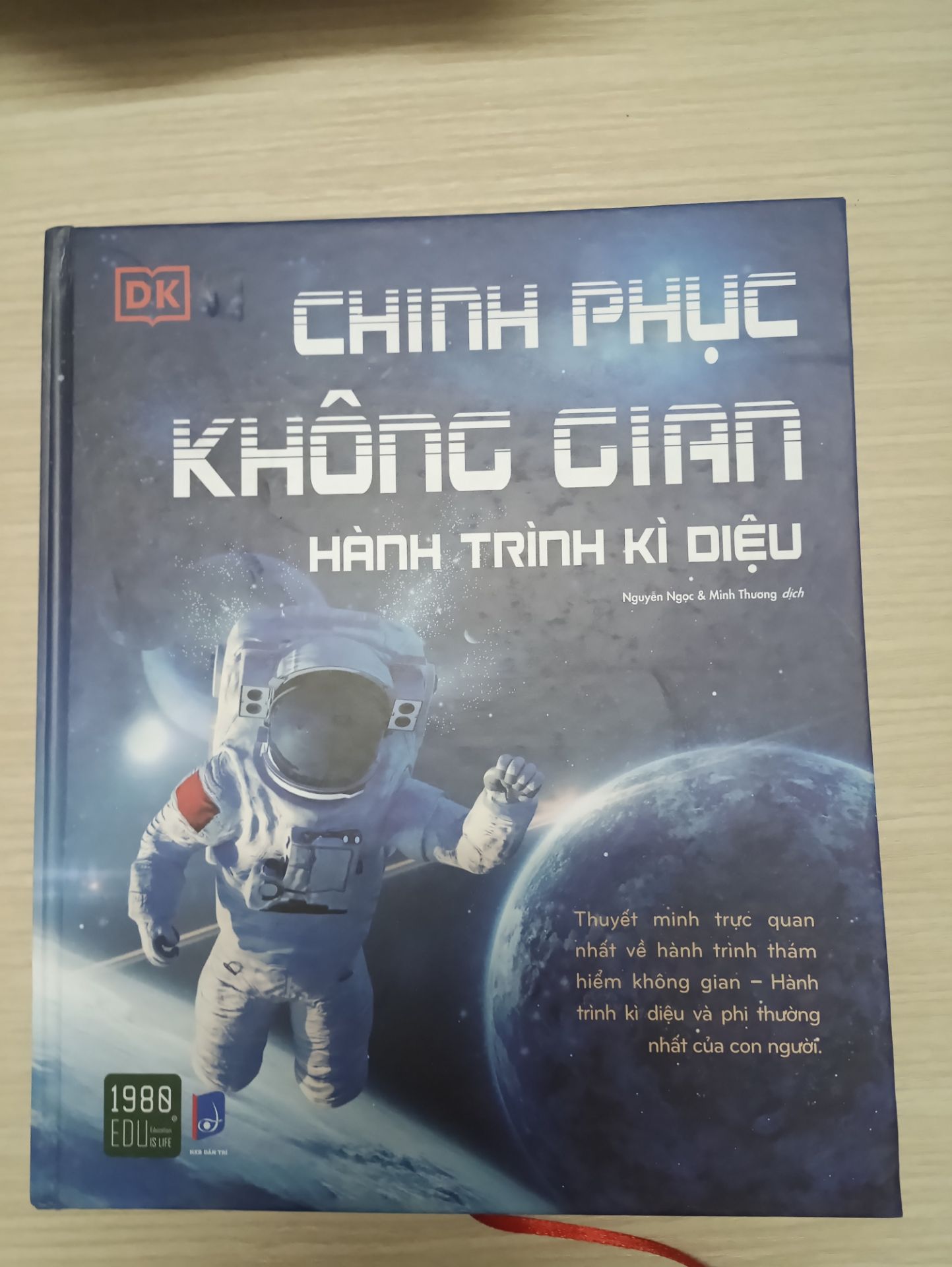 Sách đẹp, nhiều thông tin hay và hữu ích về kiến thức không gian. Bé nhà mình rất thích. Giao hàng nhanh