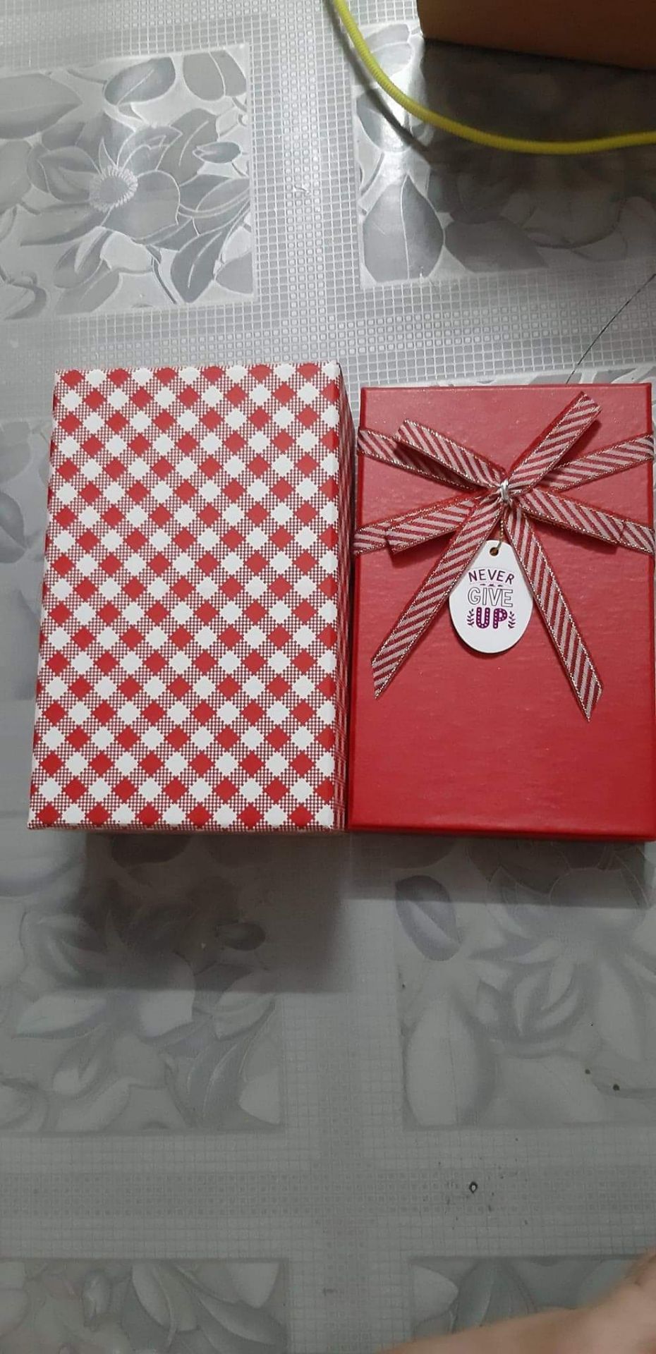 hộp rất đẹp ạ, kích thước đúng như mô tả, giao màu ngẫu nhiên ,nhưng may là đúng với màu mình cần ạ, đặt tiki now mà đợi đến chiều mới nhận hàng hơi lâu tí ạ, còn về sản phẩn thì đẹp lắm luôn ạ hộp rất đẹp ạ, kích thước đúng như mô tả, giao màu ngẫu nhiên ,nhưng may là đúng với màu mình cần ạ, đặt tiki now mà đợi đến chiều mới nhận hàng hơi lâu tí ạ, còn về sản phẩn thì đẹp lắm luôn ạ