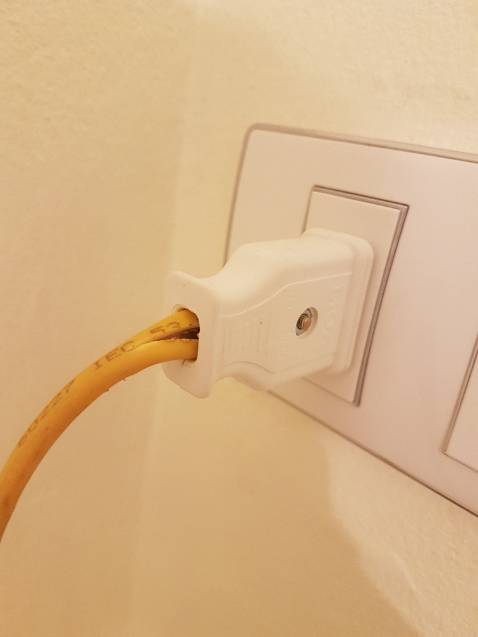 Chất lượng hoàn thiện tốt, đầu vít xiết dây đồng đc làm tròn nên không bị sắc cạnh giúp hạn chế bị đứt dụng sợi.