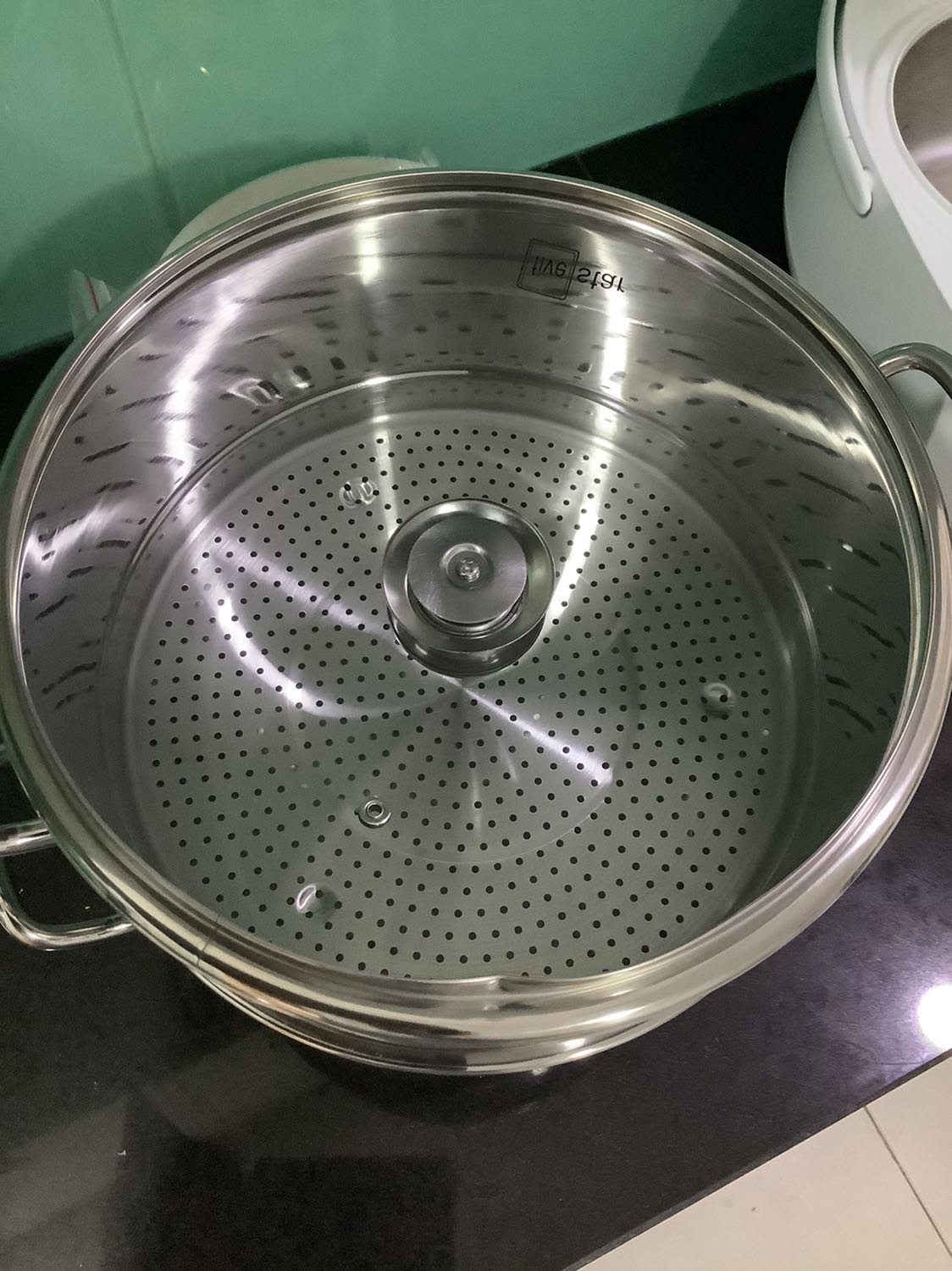 Nắp bị móp 1 chỗ, dù được đóng gói rất tốt