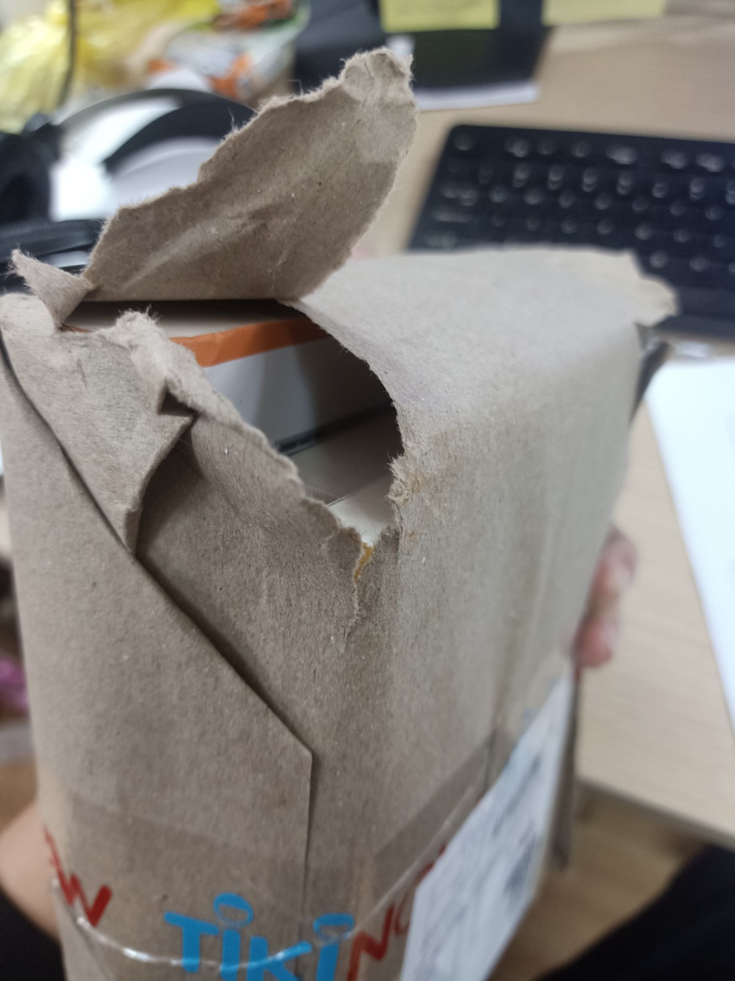 tiki giao sách nè. thiệt tình muốn chửi thề luôn, bán hàng lương tâm quăng *** cắn hả. phí vận chuyện cũng 39k chứ đâu phải free. đâu phải đi xin sách. mua bán kiểu gì vậy. mua hàng lâu nay, quá tệ.