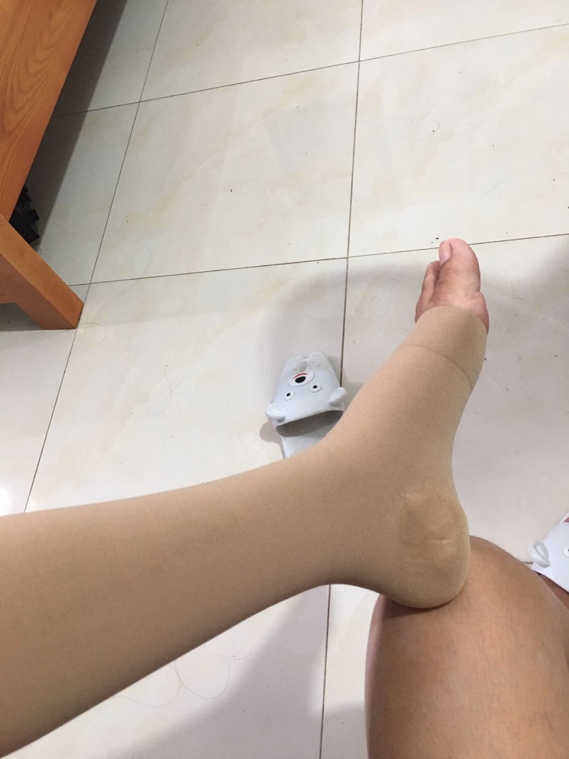 Hàng y hình nhé mn! Cảm giác bó xác ngứa ngái khó chịu Khó mặc. Nhưng dần chắc sẽ quen!Phải chọn đúng size chân mình mới có tác dụng nhé mn.cách đo như hứong dẫn á!để ý móng tay chân và góc chân ko để bị xước, sẽ làm xước vớ. Kéo đc tới xác háng luôn á! Hàng nhập chất lượng như miêu tả nhé mn! Còn hiệu quả thì mình chưa biết tại mới dùng ngày đầu ! Hi! Giao hàng cực nhanh!