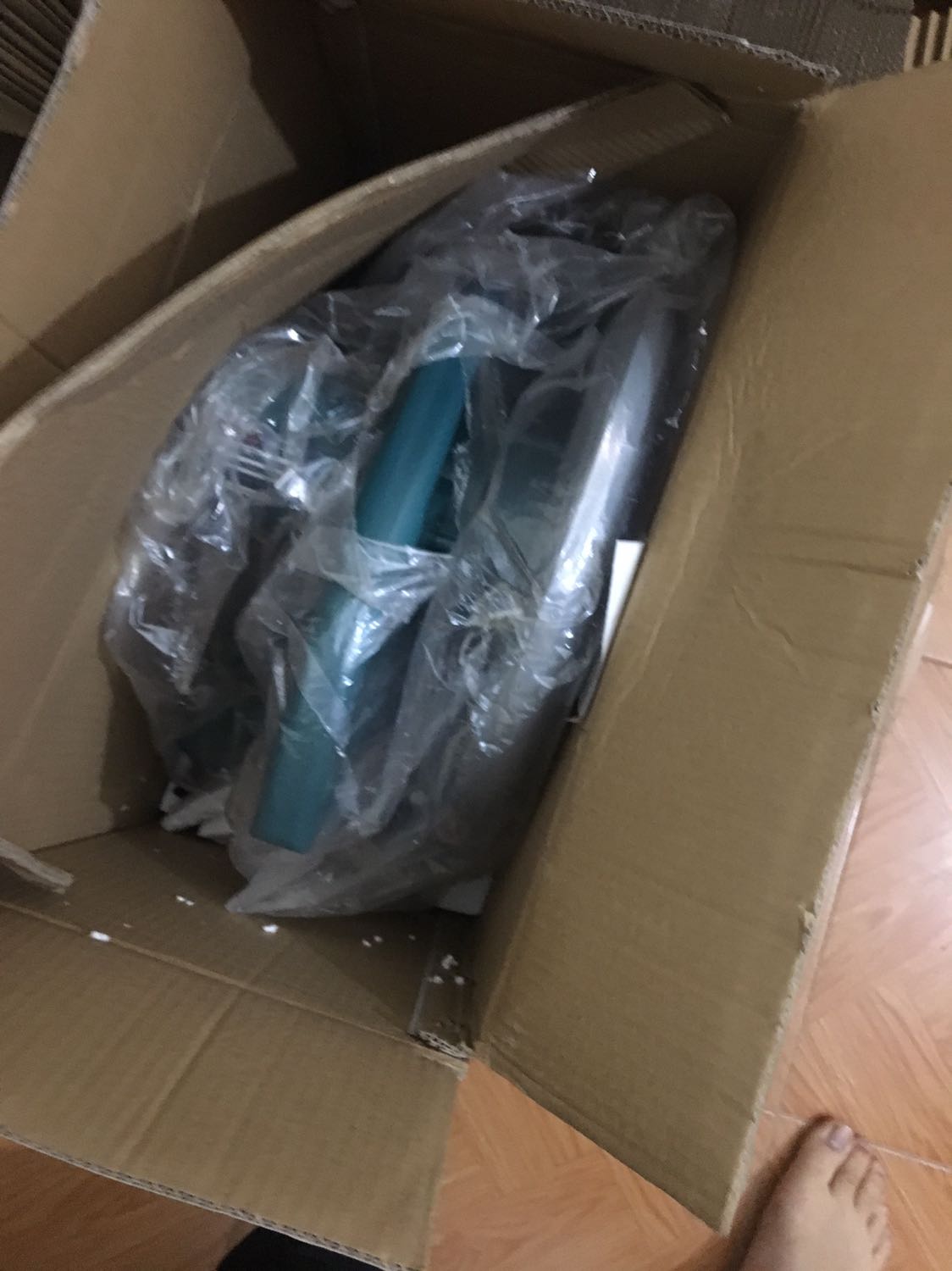 Mọi thứ thân máy đều ok. nhưng có cái hơi buồn là đá cắt đi kèm thì vênh quá trời. ko dám cắt thử. ae mua sau nên mua thêm đĩa cắt chuẩn ko vênh