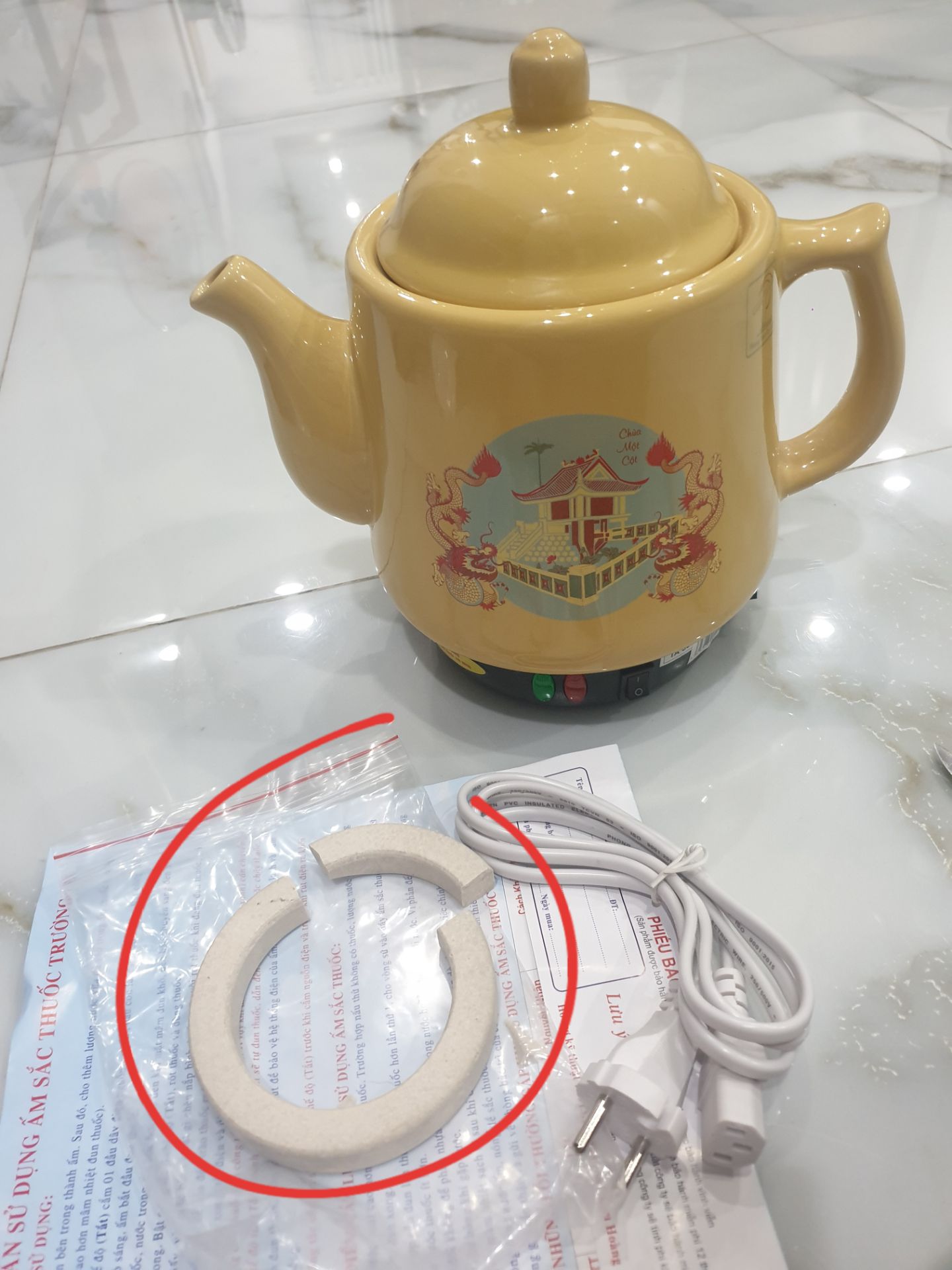 Sao bị BỂ vậy mà giao được? Hàng dễ vỡ mà bọc che và đơn giản vậy...TỆ QUÁ..GIAO BÙ LẠI VÒNG SỨ NHA.