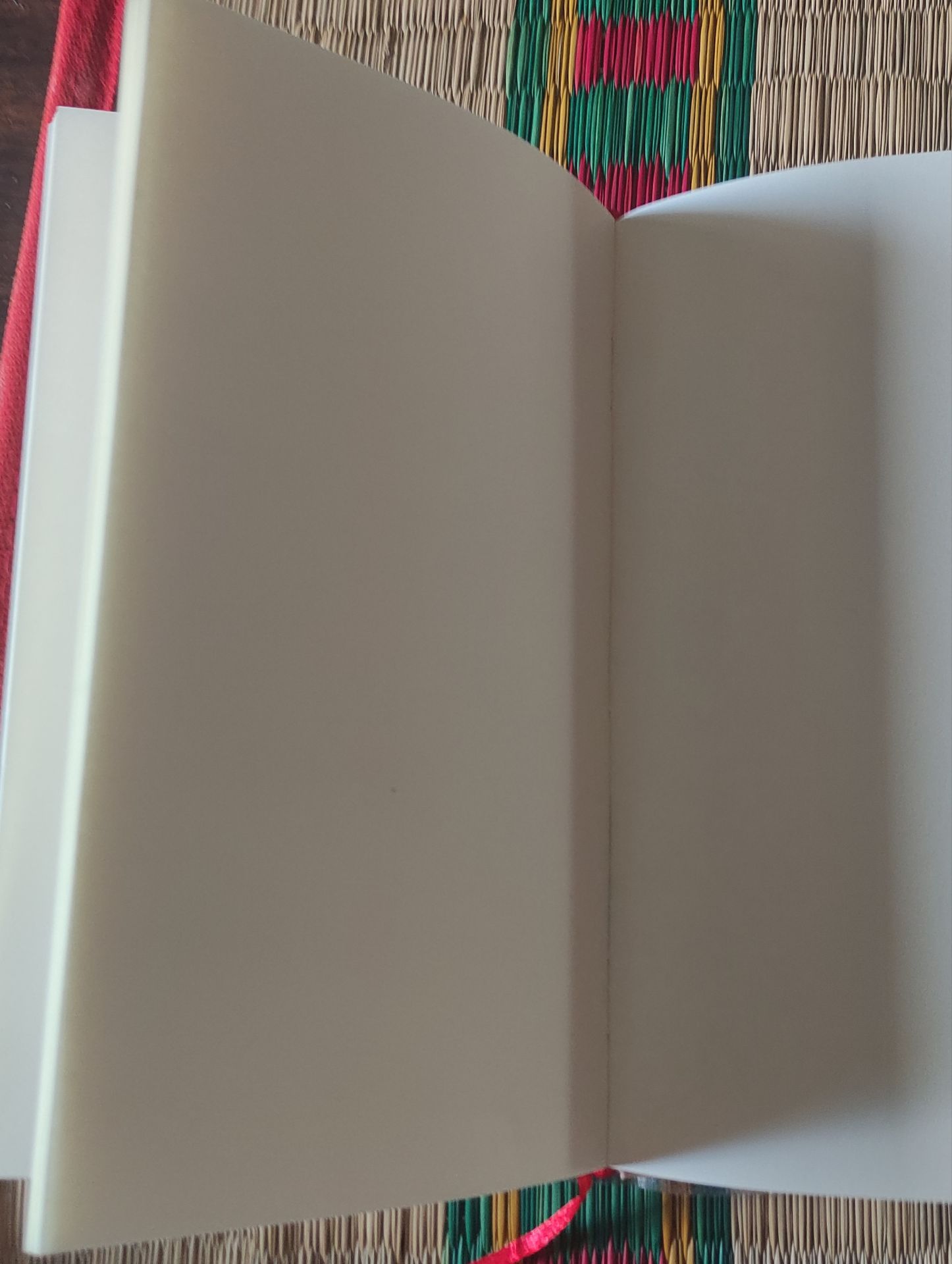 quyển sách này bìa rất đẹp, nhiều đánh giá 5 sao. Và mình đã mua và thất vọng. 
Nếu như ở bìa sách (hoặc nội dung) ghi rằng đây là 1 quyển sổ thì mình sẽ không mua. Với sự giới thiệu quyển sách đầy hấp dẫn thì đổi lại nội dung sách cực kỳ sơ sài. Đối với mình, đây không phải là sách.
Tuy nhiên, nếu bạn đang tìm 1 quyển sổ tay có 1 vài hướng dẫn thiền thì đây có thể là 1 lựa chọn tốt. Gần 1/2 quyển này là giấy trắng để ghi chú. Thiết kế cũng tối giản kiểu zen.